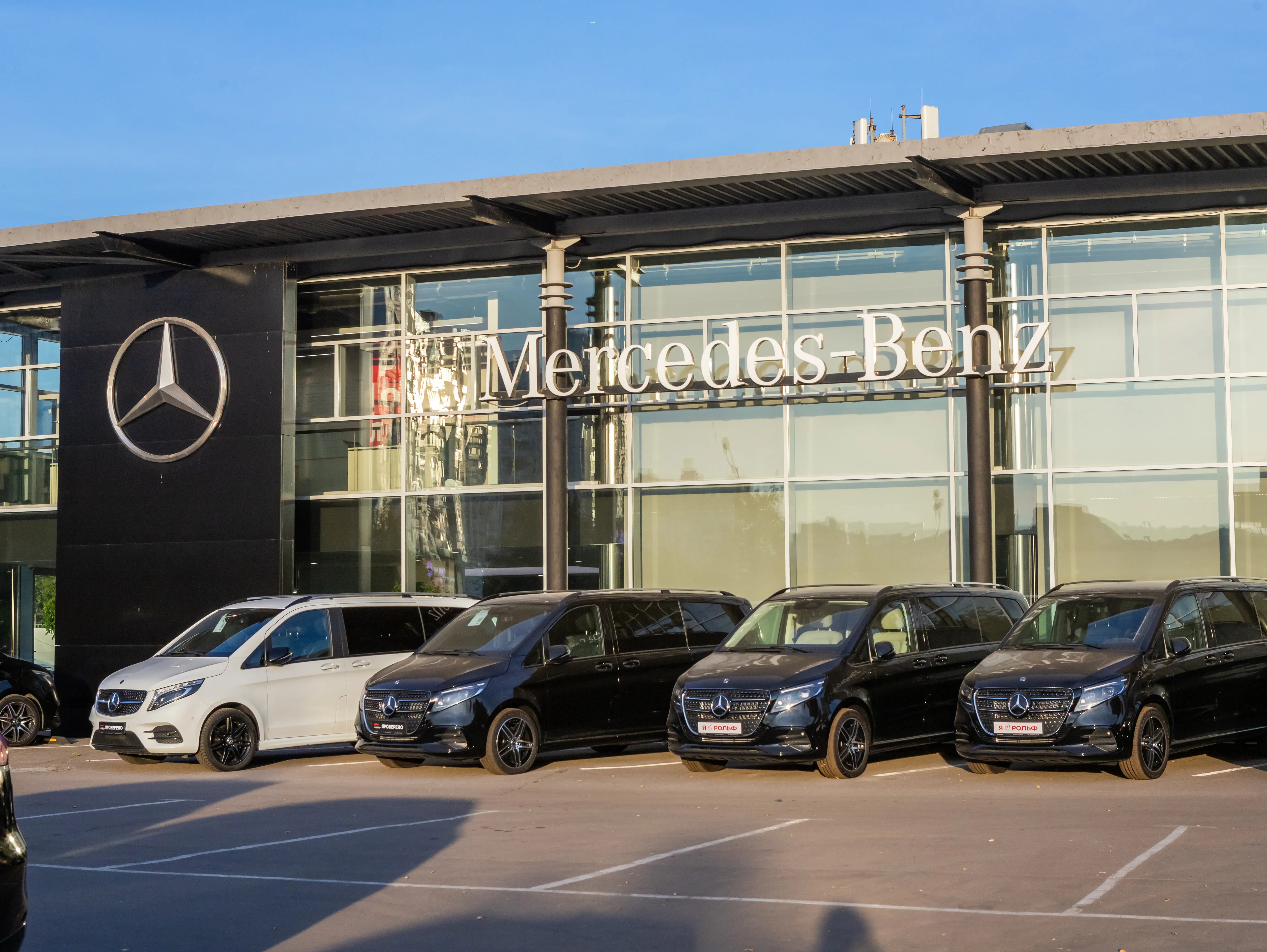 Фотография дилерского центра.