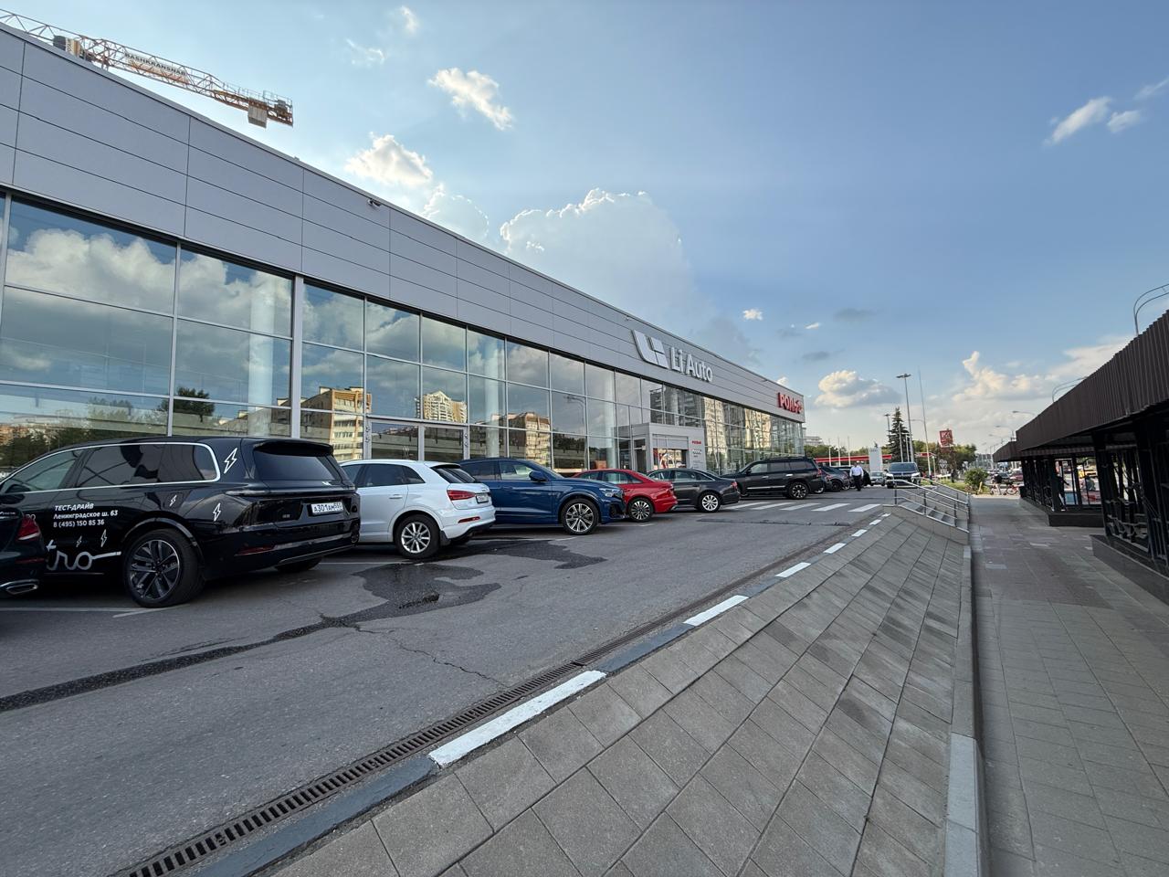 Фотография дилерского центра.