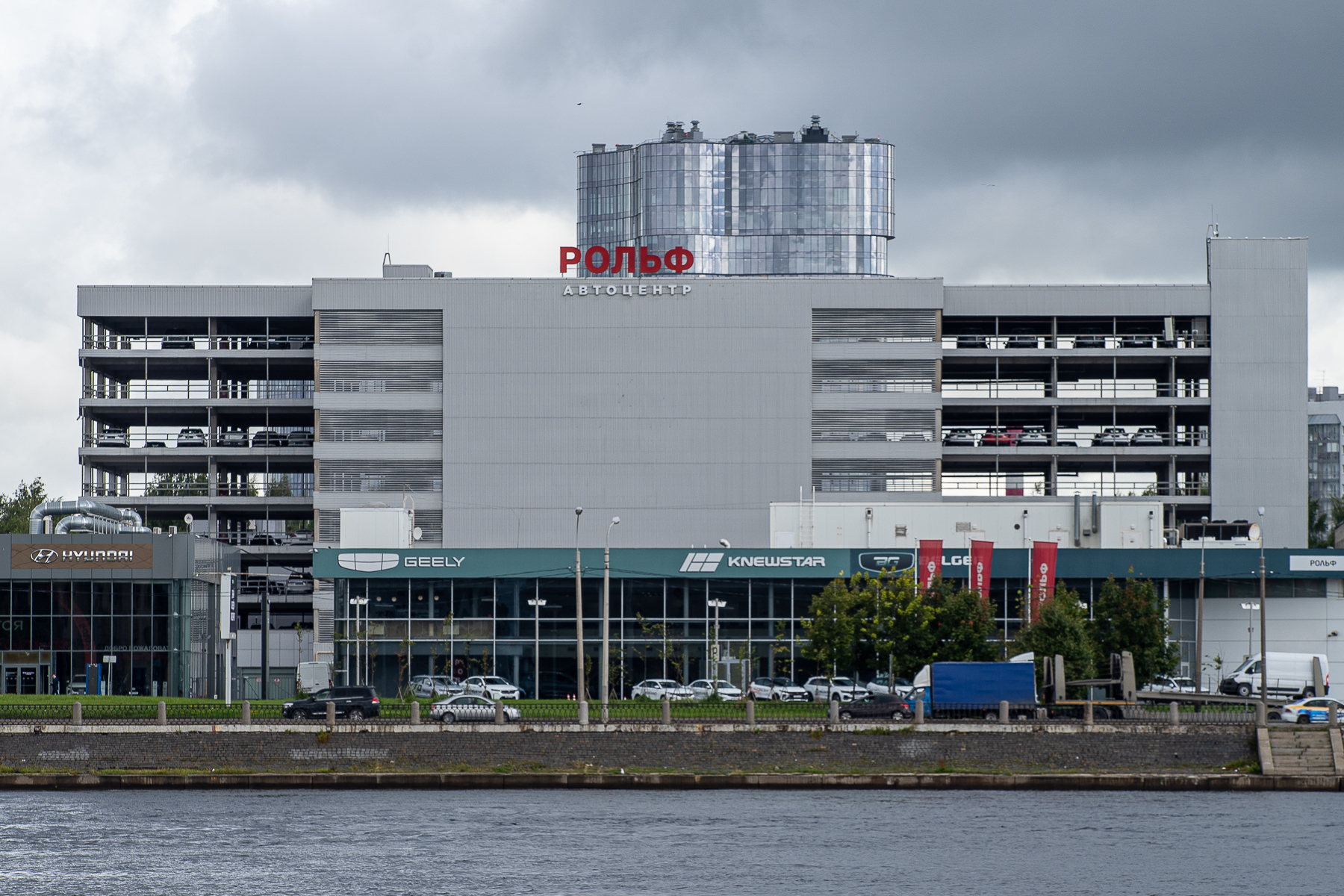 Фотография дилерского центра.