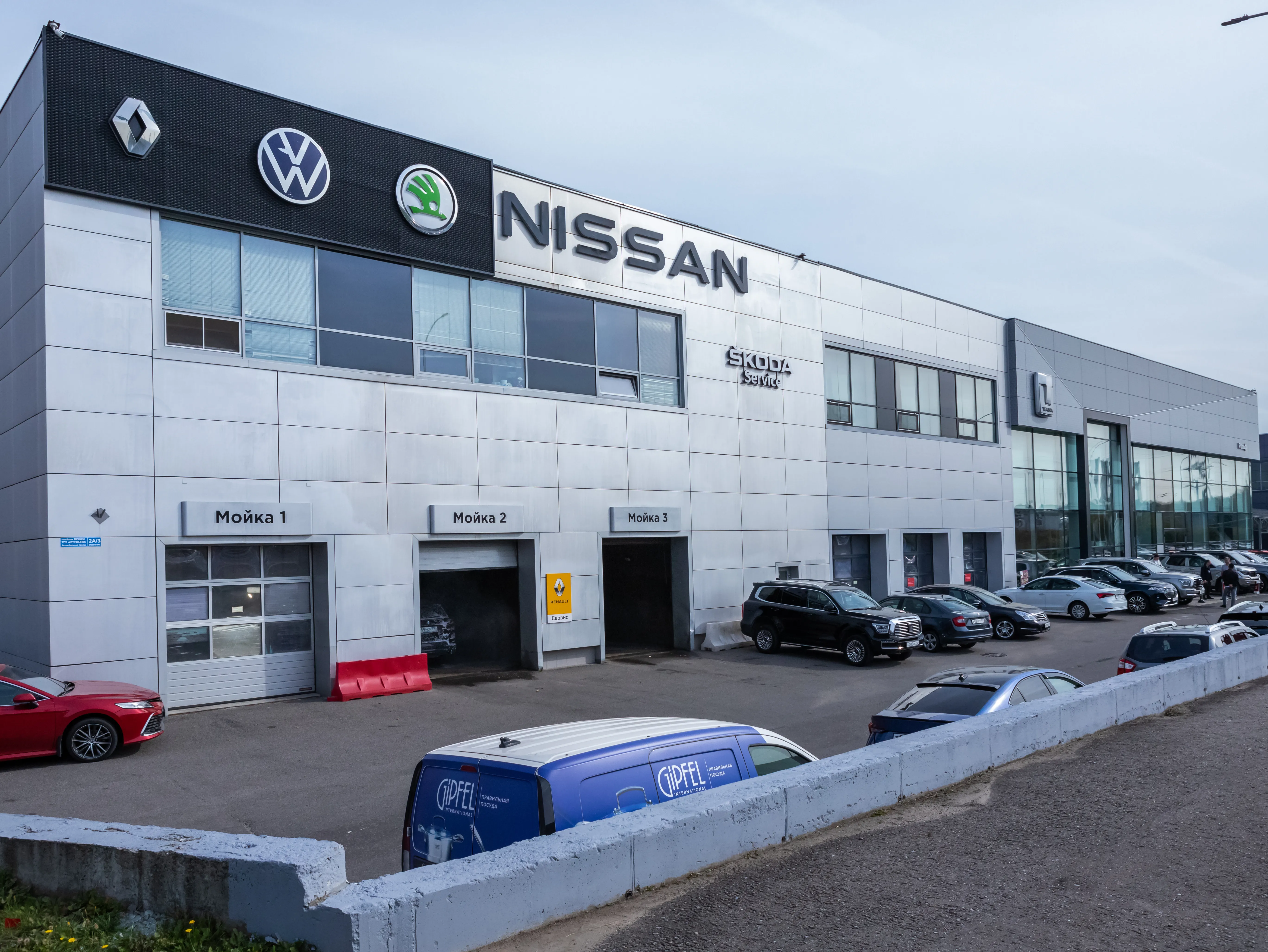 Фотография дилерского центра.