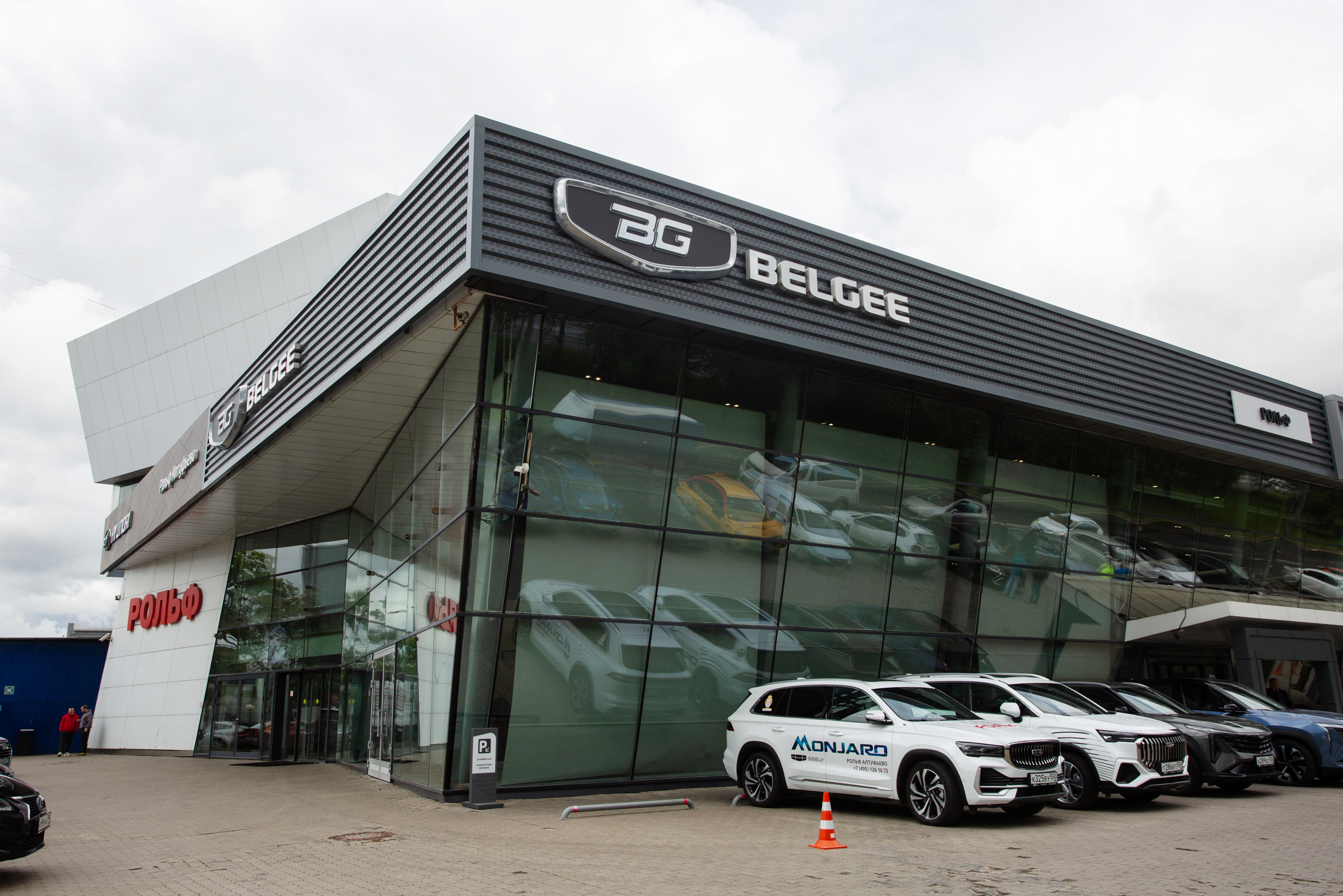 Фотография дилерского центра.